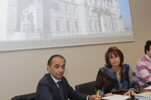 L'assessore regionale Alessia Rosolen mentre sottoscrive il Protocollo con il presidente della Federazione delle Bcc Luca Occhialini